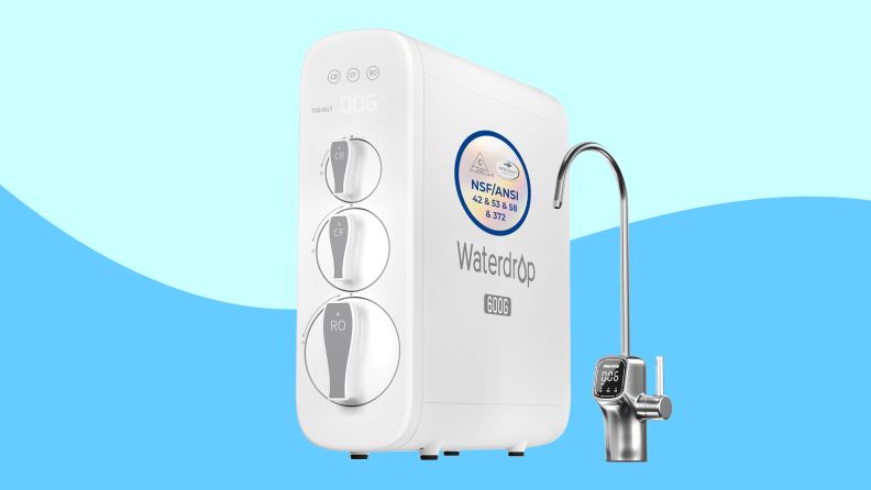 Waterdrop G3P600 water filter on wavy blue background