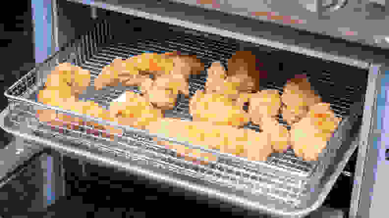 空气炸锅烤面包炉里的脆鸡