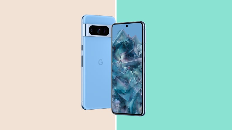 Le téléphone intelligent Google Pixel 8 Pro de couleur bleue.