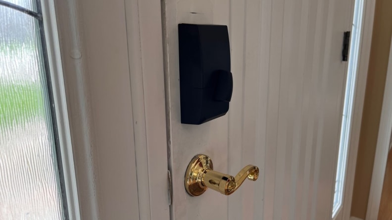 Le pêne dormant Schlage Encode Wi-Fi Plus sur une porte d'entrée