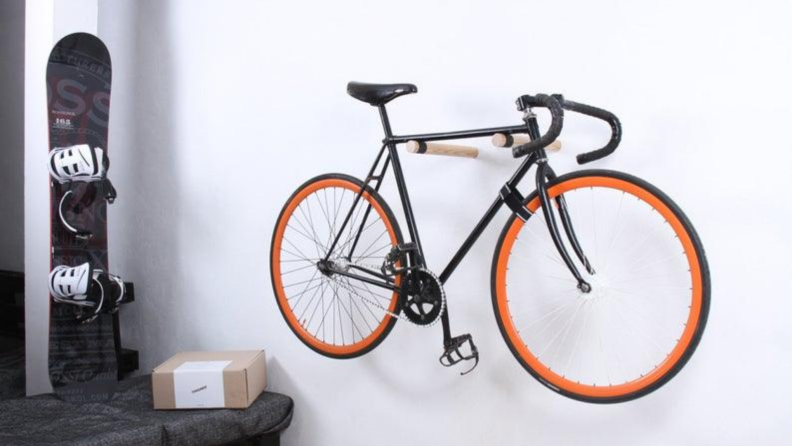 自行车放在木制自行车支架平行于墙上