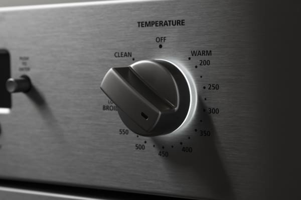 The stylish temperature control dial is lit from behind.