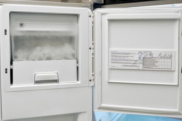 如果你需要一些额外的大块冰块，为分配器提供燃料的制冰机很容易拆卸。