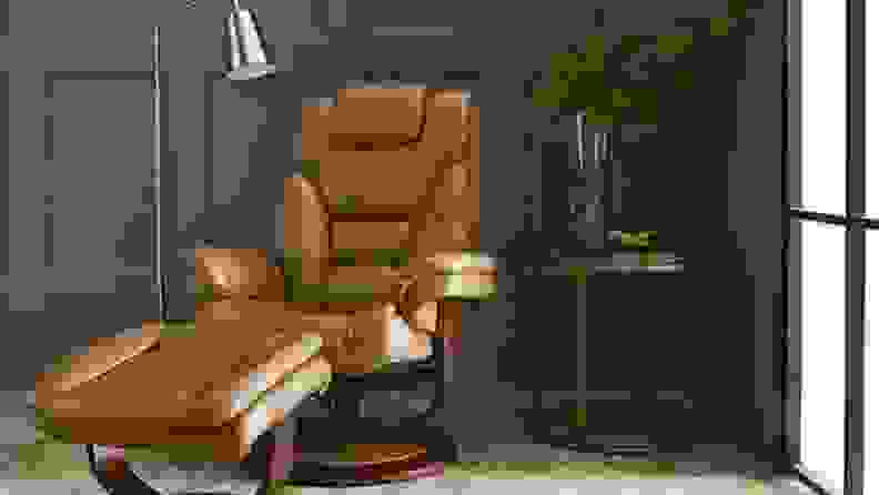 一把棕色的法灵顿皮革椅子。