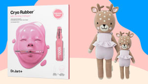 面膜和儿童毛绒娃娃的特写产品照片。