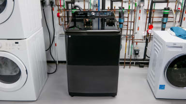 A black washing machine sits in the Reviewed lab.
