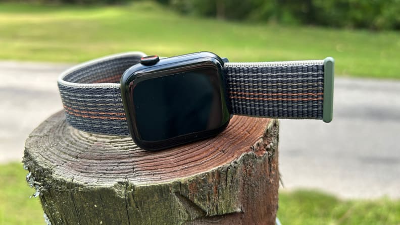 Une Apple Watch sur une souche d'arbre.