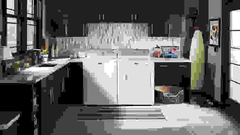 美泰MVWC465HW在洗衣房的美泰干衣机旁边。