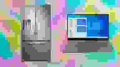 彩色背景前的智能冰箱和笔记本电脑。