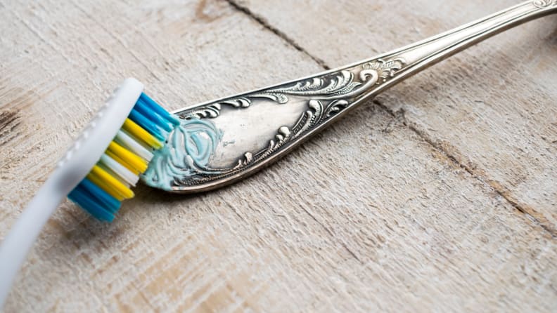 Toothbrush brushing handle of single silverware.