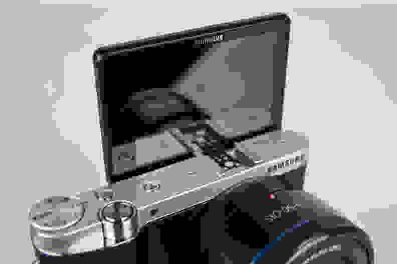 A picture of the Samsung NX3000's tilting screen.