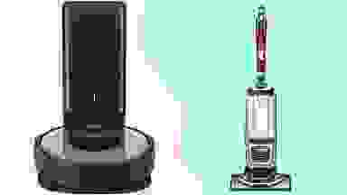 在白色和绿色背景下，一个机器人吸尘器旁边是一个立式吸尘器。