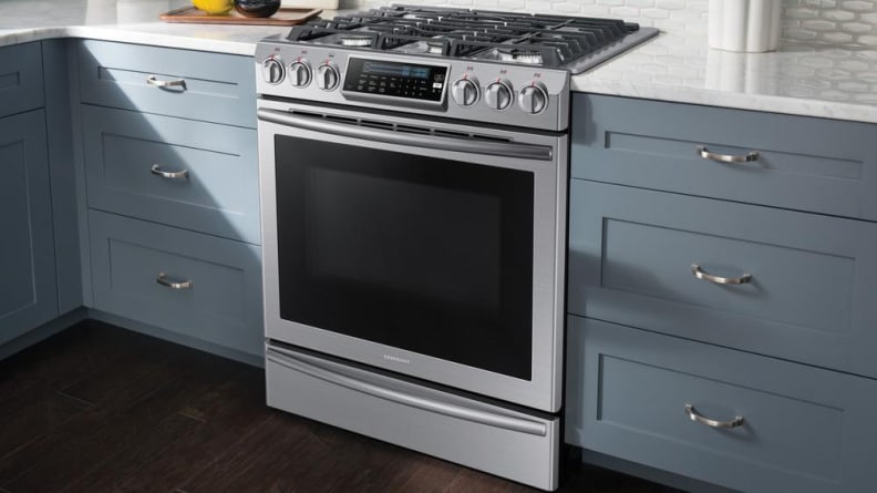 Beautiful and full of features, Samsung's NX58K9500WG gas range has a high-end aesthetic and cooks like a pro.