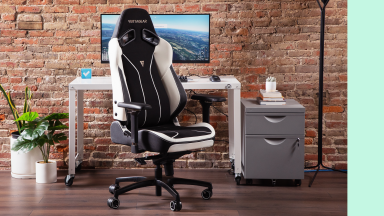 Product shot of the Vertagear 5800 gaming chair in front of desk and desktop computer.