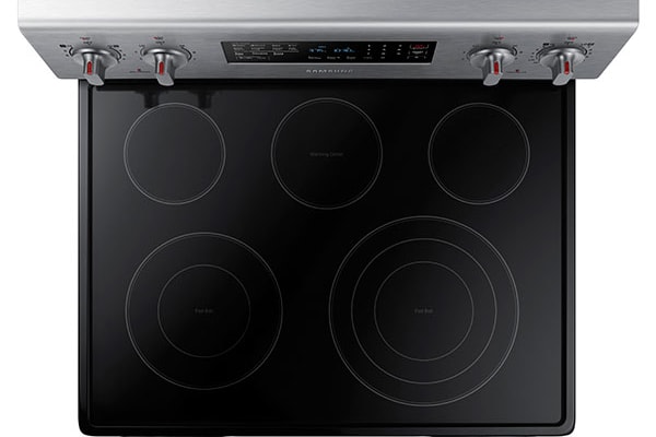 The electric cooktop features a versatile three-ring burner, but no bridge burner.
