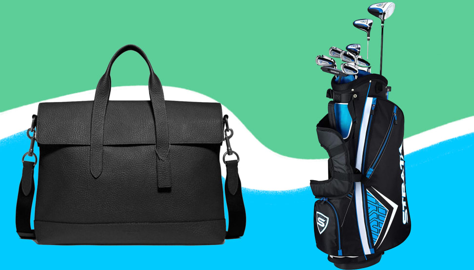 教练黑色皮革公文包和高尔夫球杆在蓝色，白色，绿色的背景。