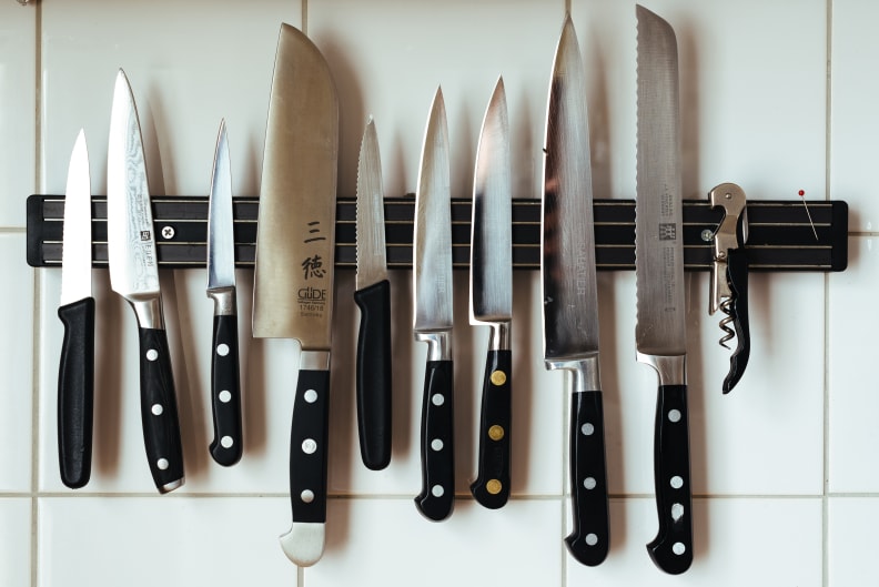 knives on magnetic strip
