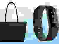 在左边，在蓝色背景前面的黑皮革顶部把柄钱包。在右边，在蓝色背景前面的数字式巧妙的手表。