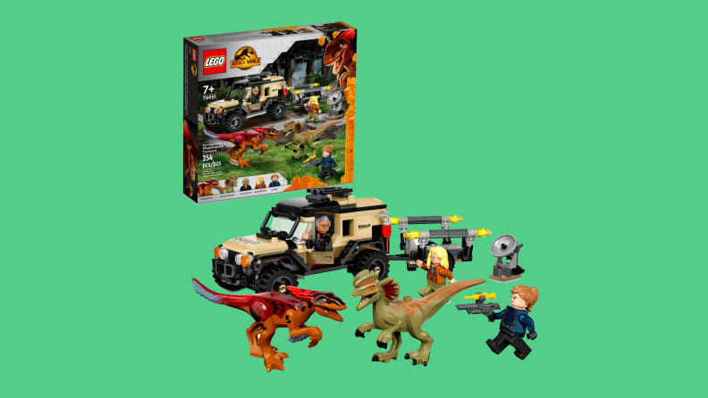 Lego dinozaury, lego SUV i lego ludzie pokazane obok pudełka z zestawem do zabawy.