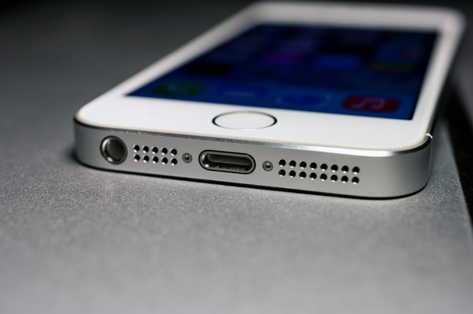 Apple-iPhone-5s-review-design-bottom.jpg