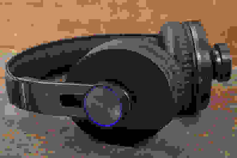 The wireless control knob on the side of the earcup is lit blue when turned on and connected.