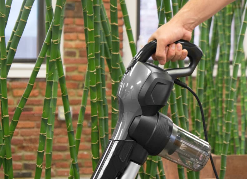 The VU7000 comes with a detachable hand vacuum.