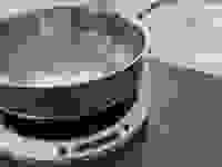 这是Hestan Cue智能烹饪系统的特写照片，该系统包括一个感应热板和一个5.5夸脱的蓝牙厨师锅。