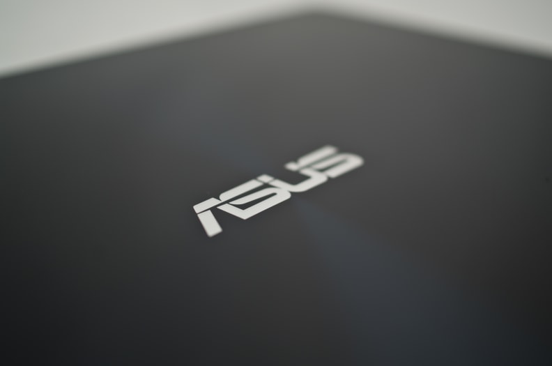 Asus-UX301L-review-design-back-logo.jpg