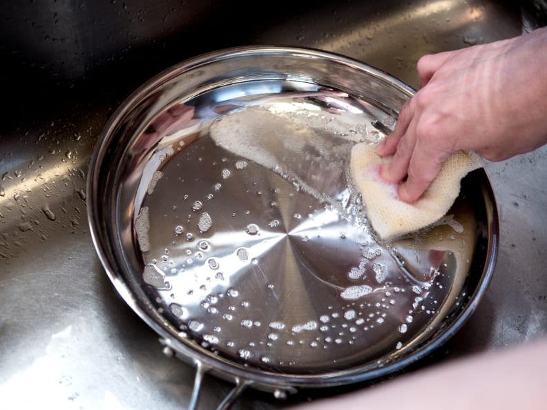 Маслом очистить сковороду