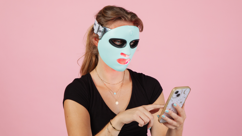 Woman wearing the Qure face mask.