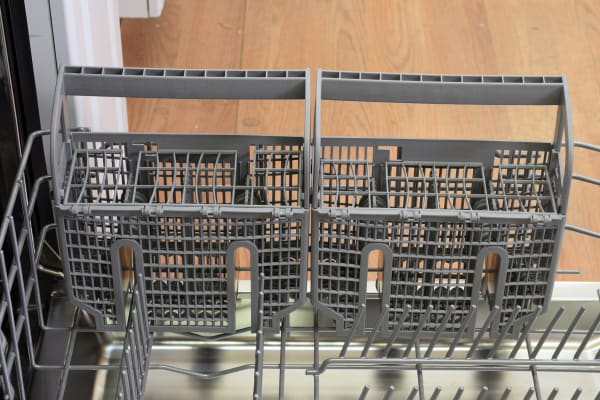 The SHP65TL5UC, SHP65TL2UC, and SHP65TL6UC are equipped with splittable cutlery baskets, which may be convenient for fitting large pots or trays on the bottom rack.