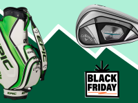 一个高尔夫球袋，一个高尔夫球杆，绿色背景。