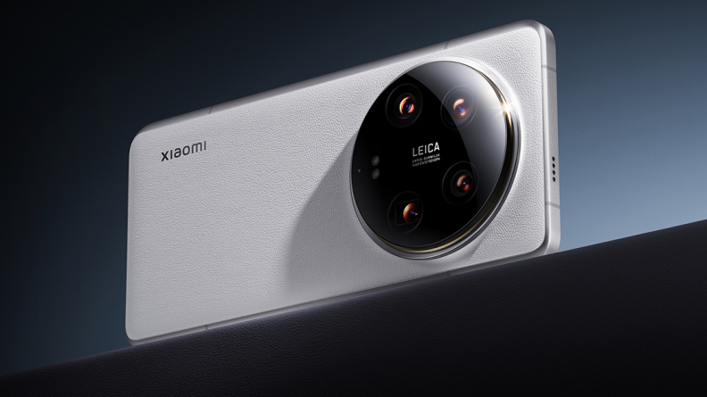 The back of the Xiaomi 14 Ultra with a circular light sensor.