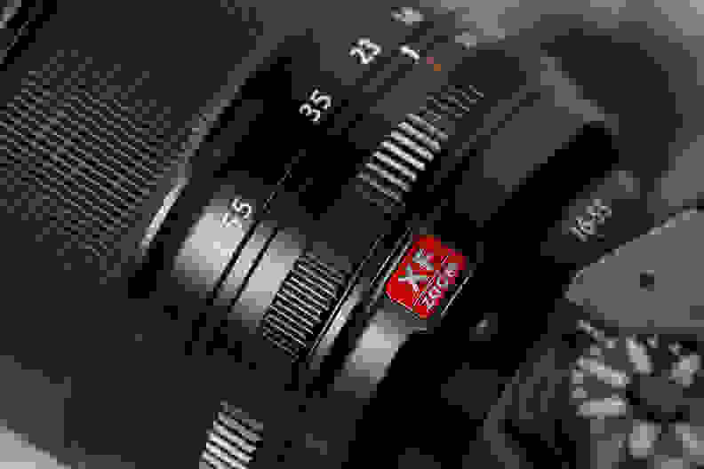 Like most other Fujifilm XF lenses, the 16-55mm f/2.8 includes a physical (albeit electronic) aperture ring.