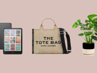 An Amazon Kindle Colorsoft and Marc Jacobs tote on an indigo background