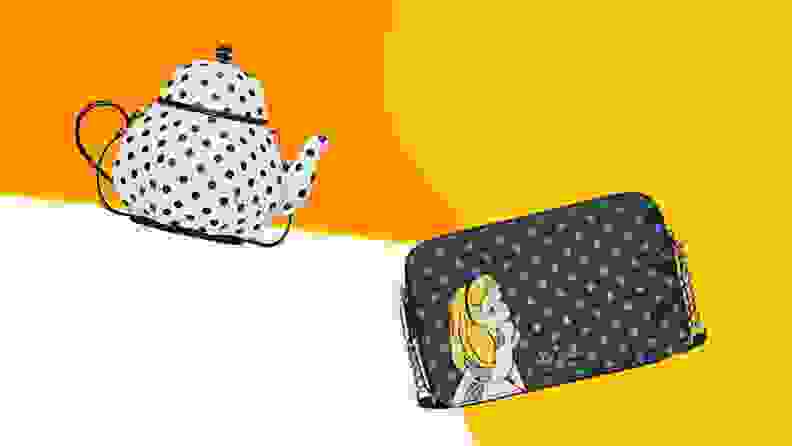 一个以爱丽丝梦游仙境为主题的橘色茶壶和钱包。