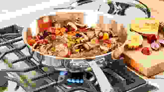平底锅在燃烧的灶台上烹饪美味的饭菜。