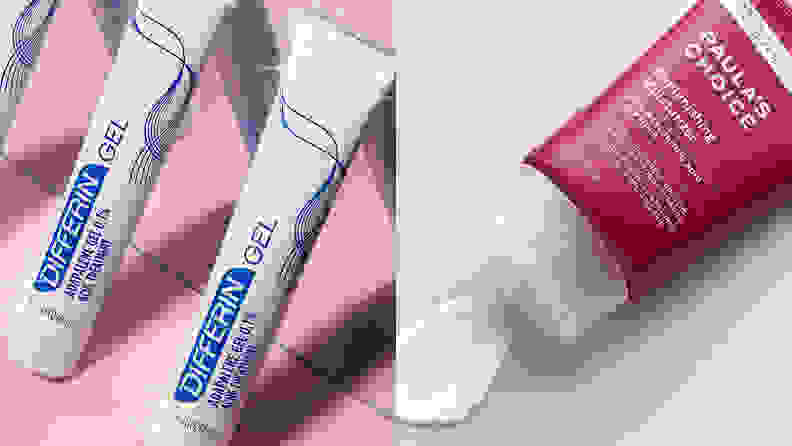 在左侧：两根类维生素的管放在粉红色的墙上。右边是：一块挤压管的保湿剂躺在产品上。