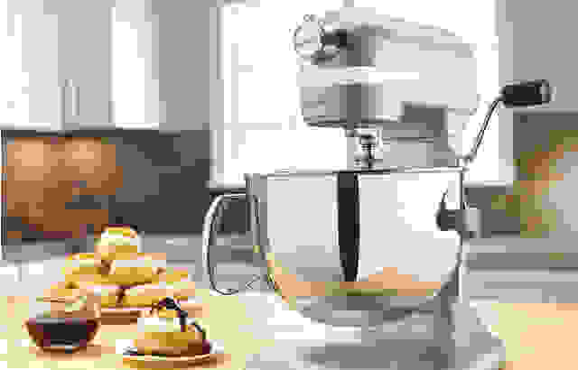 An example of a bowl-lift KitchenAid stand mixer.