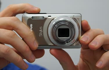 OLYMPUS-STYLUS7040-handling-front.jpg