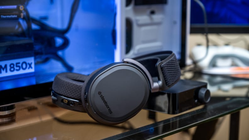 Le SteelSeries Arctis Pro posé sur un bureau.