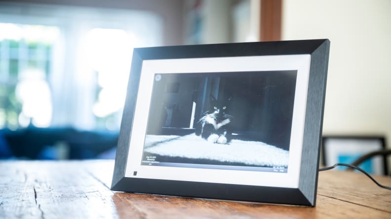 The Bsimb digital picture frame displays a photo of a cat.