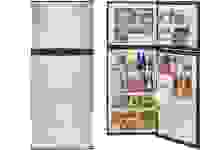 两个海尔冰箱漂浮在白色的空间里。最左边的是紧闭的门，展示了它的不锈钢外观和黑色塑料口袋把手。最右边的版本是开着门的，陈列着满满当当的货架。