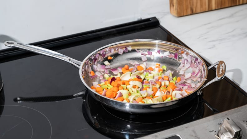La clásica sartén de acero inoxidable de Cuisinart Chef está llena de verduras.