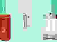 JBL喇叭，红色，白色灯罩，白色和钢灰色水壶，绿色/蓝色背景