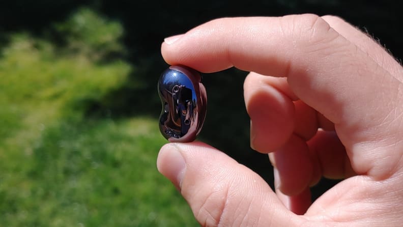 Galaxy Buds Live fingers