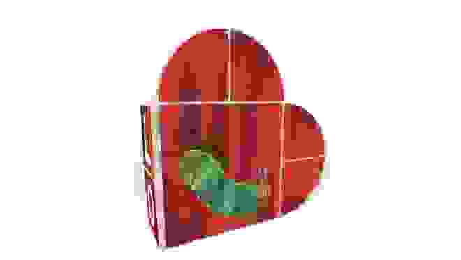 红色的磁砖做成心形，前面是卡通绿色的毛毛虫。