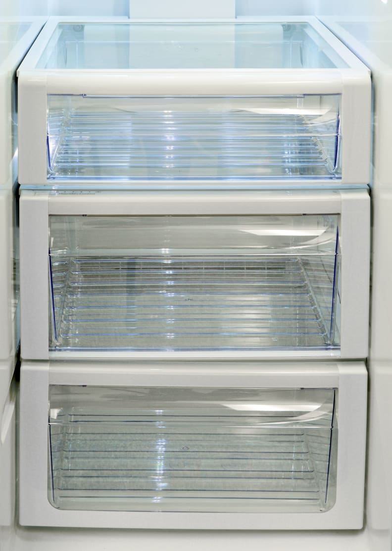 There are plenty of drawers in the Whirlpool WRS975SIDM, but only the one in the middle has an adjustable humidity slider.
