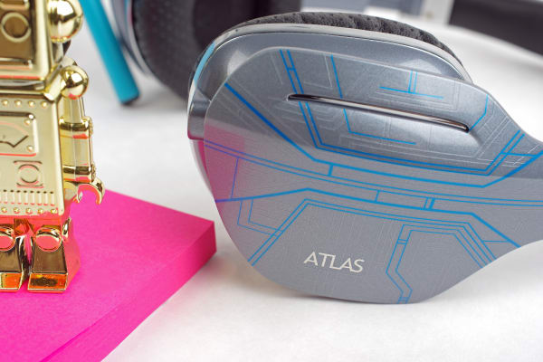 Our test model of the Meelectronics Atlas Orion boasts a very zippy design, with a cool-gray backdrop and light blue lines.