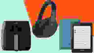 空中煎锅、黑色耳机和彩色背景上的电子阅读器。